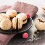 Macaron chocolat aux éclats de nougatine