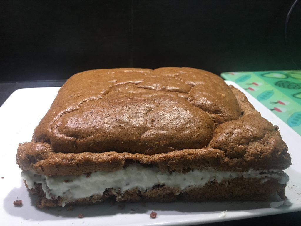 Gros biscuit à la crème et copeaux de chocolat