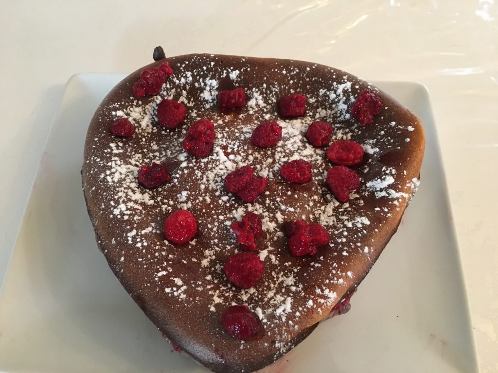 Gâteau fourré chocolat framboises