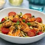 Salade de spaghetti de konjac, courgettes, tomates cerises et crevettes