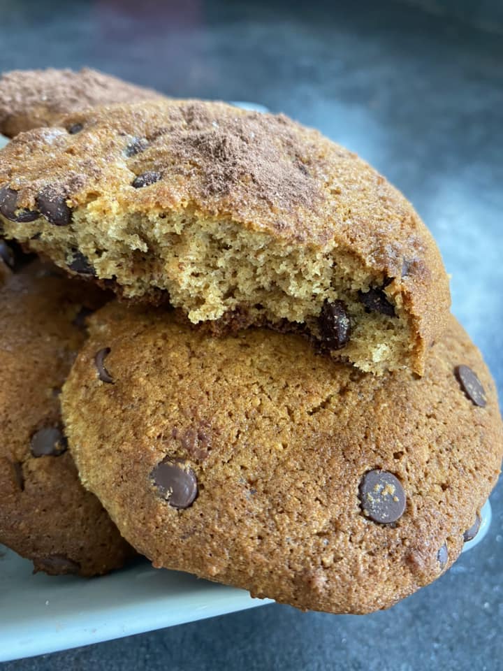 Cookies à la farine de souchet et pépites de chocolat